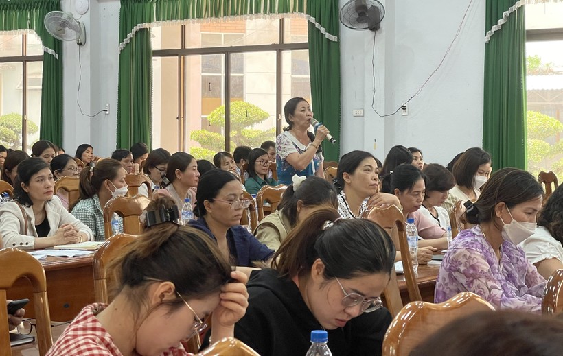Cán bộ, giáo viên bày tỏ khó khăn, vướng mắc với lãnh đạo thành phố Kon Tum.