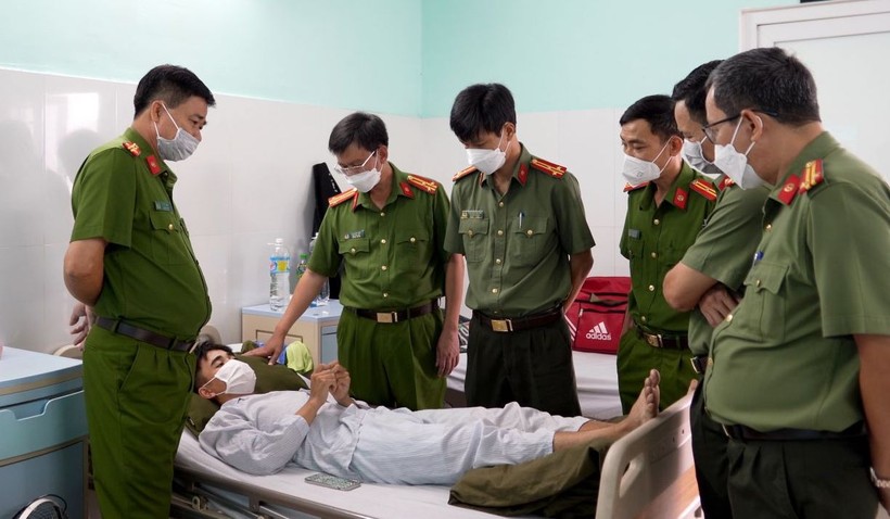 Chiến sĩ Bloong Điệp đang được theo dõi, điều trị tại bệnh viện. Ảnh: Công an Kon Tum.