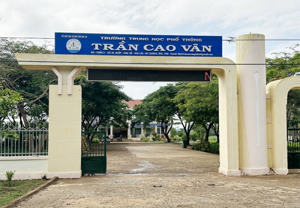Trường THPT Trần Cao Vân nơi xảy ra vụ việc.