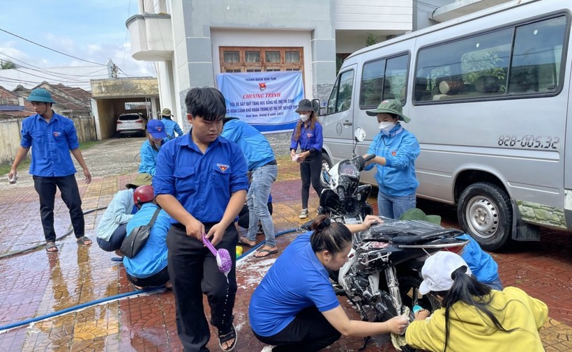 Tình nguyện viên tại Kon Tum rửa xe gây quỹ, hỗ trợ cho thí sinh khó khăn thi tốt nghiệp.