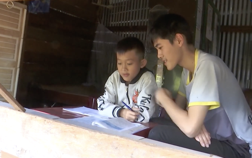 Thời gian rảnh, Phạm Hồng Phúc hướng dẫn cho em trai học tập.