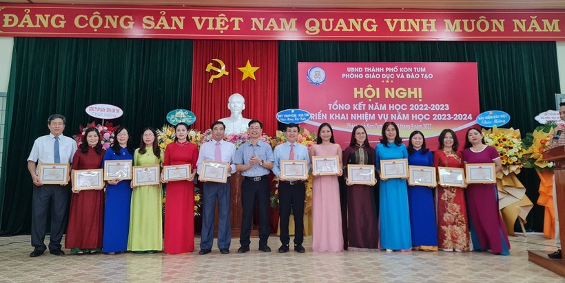 Cá nhân, tập thể của ngành Giáo dục TP Kon Tum được khen thưởng.