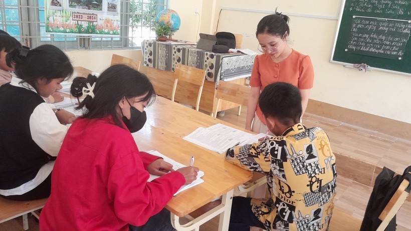Hoạt động nhóm trong giờ phụ đạo Ngữ văn theo Nghị quyết 02 tại trường THCS xã Ngok Tụ (huyện Đăk Tô).