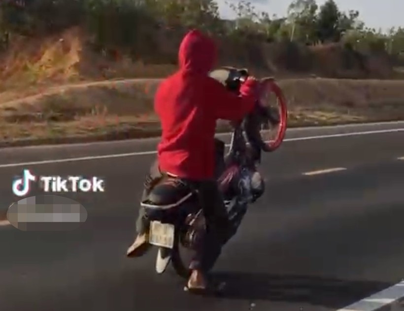 Nam thanh niên bốc đầu, chạy xe bằng 1 bánh rồi quay video đăng lên Tiktok. (Ảnh cắt từ clip).