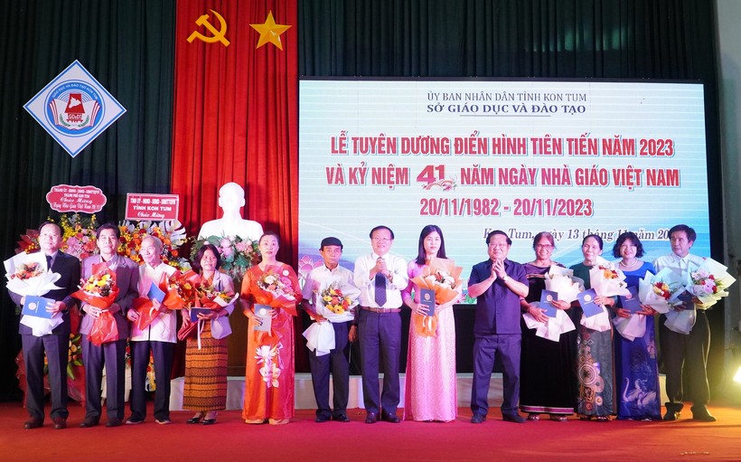 Thầy, cô giáo tiêu biểu được tuyên dương nhân Kỷ niệm 41 năm Ngày Nhà giáo Việt Nam.