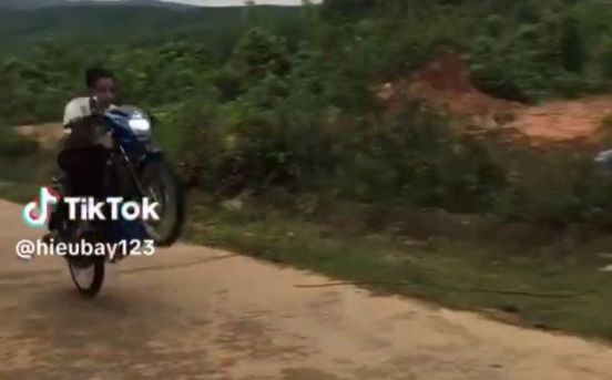 Anh em ruột không đội mũ bảo hiểm, bốc đầu xe máy quay video đăng lên Tiktok bị xử phạt. (Ảnh: CQCA)