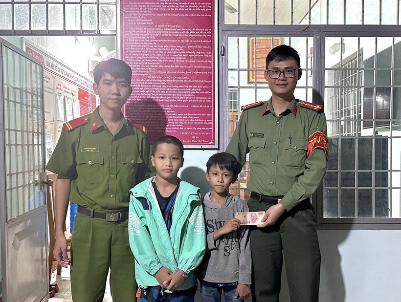 Hai nam sinh nhặt được 19 triệu đồng đã mang đến cơ quan công an nhờ trả lại người đánh rơi. (Ảnh: Công an huyện Krông Pa).