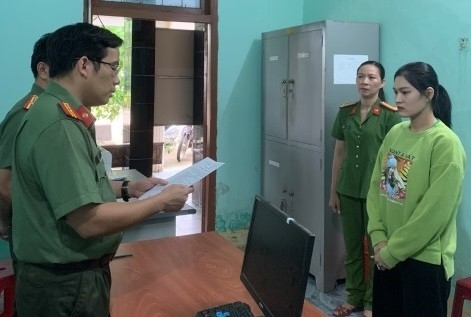Công an tỉnh Gia Lai thi hành lệnh bắt bị can để tạm giam đối với Nguyễn Thị Thu Nga. (Ảnh: Thu Trang).