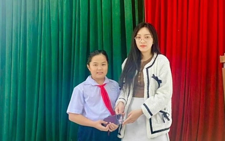 Nữ sinh Nguyễn Thiên Di nhặt được điện thoại trị giá hàng chục triệu đồng trả lại cho người đánh rơi.