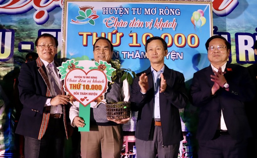 Du khách thứ 10.000 đến Tu Mơ Rông được tặng cây sâm Ngọc Linh.