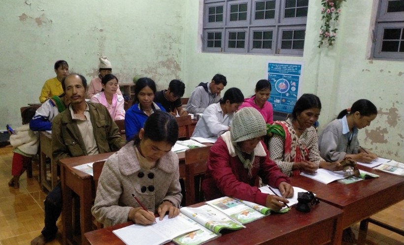 Học viên tham gia lớp xóa mù chữ tại Trường Phổ thông dân tộc bán trú Tiểu học xã Hiếu.