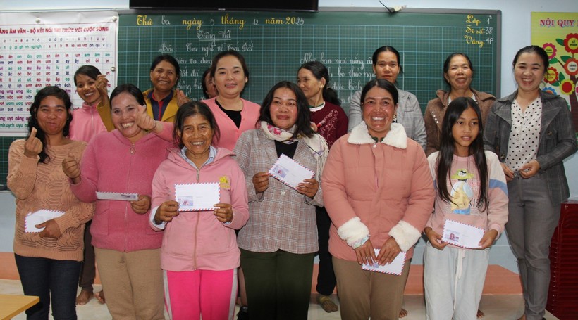 Học viên tại Gia Lai được hỗ trợ khi hoàn thành chương trình xóa mù chữ.
