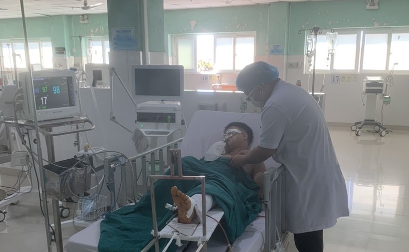 Đại úy Nguyễn Đình Phúc được các y, bác sĩ điều trị.