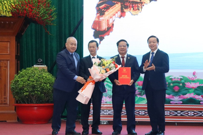 Phó Thủ tướng Trần Hồng Hà trao Quyết định phê duyệt Quy hoạch tỉnh Kon Tum.