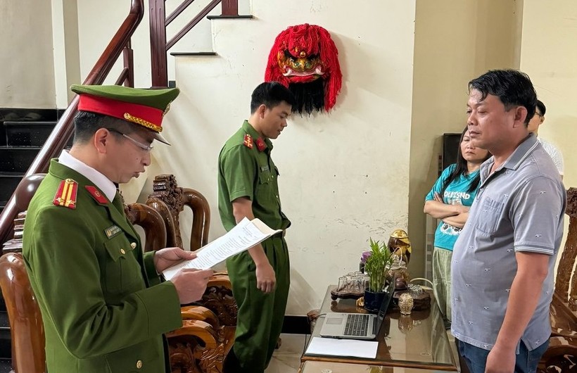 Công an tỉnh Gia Lai đọc quyết định khởi tố và bắt tạm giam Nguyễn Thanh Yên. (Ảnh: Công an Gia Lai)