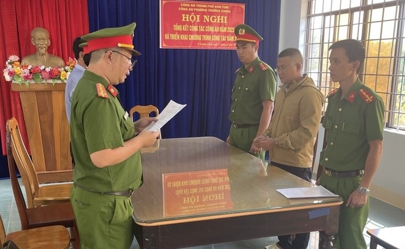 Cơ quan Công an đọc lệnh bắt tạm giam Nguyễn Văn Tồn. (Ảnh: Công an Kon Tum).