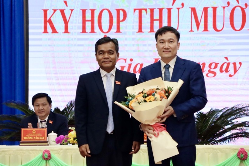 Bí thư Tỉnh uỷ Gia Lai - Hồ Văn Niên tặng hoa chúc mừng ông Nguyễn Tuấn Anh.