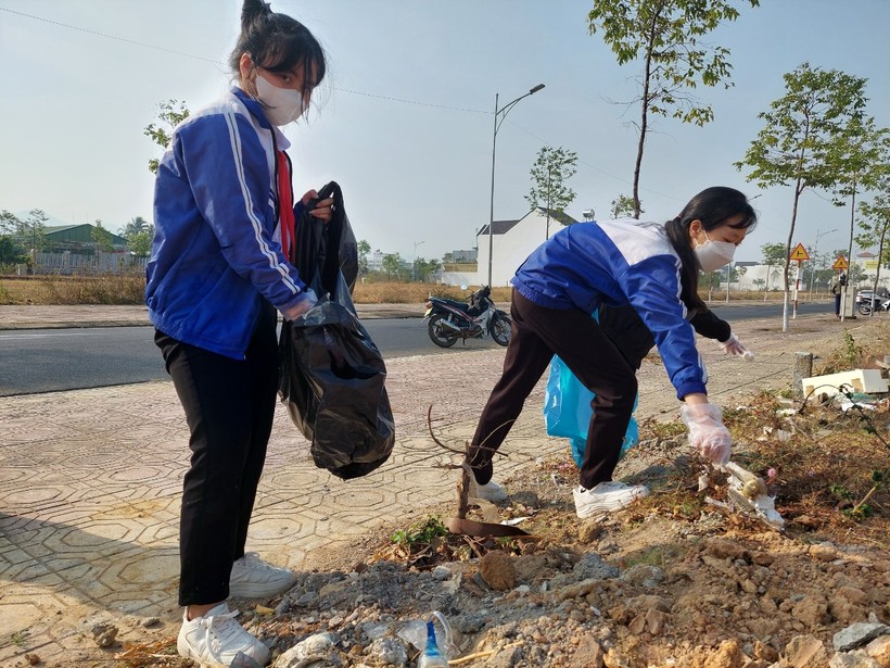 Học sinh Trường THCS Lê Lợi dọn vệ sinh để bảo vệ môi trường. (Ảnh: Dung Nguyễn)