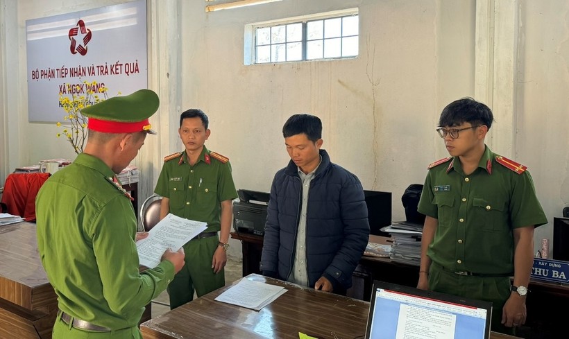 Cơ quan Cảnh sát điều tra - Công an tỉnh Kon Tum thi hành lệnh khám xét khẩn cấp nơi làm việc của Bùi Thu Ba. (Ảnh: Công an Kon Tum).
