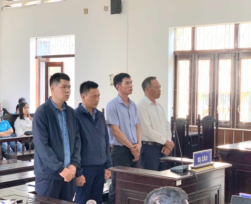 Nhóm cán bộ, nhân viên ở Kon Tum bị đưa ra xét xử.
