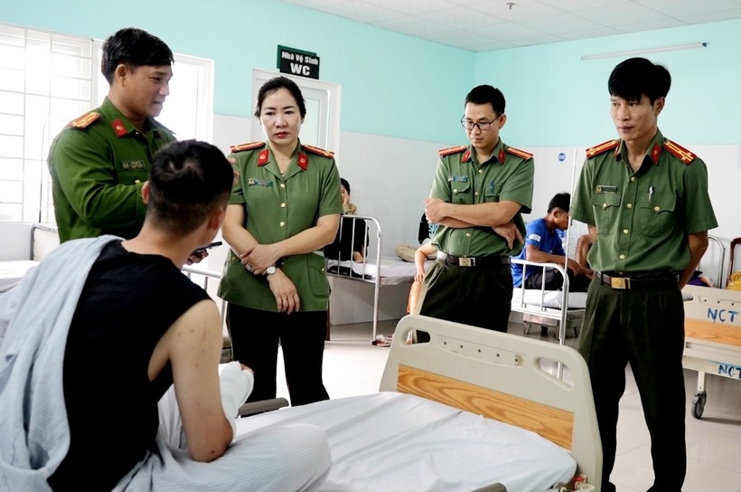 Lãnh đạo Công an tỉnh Kon Tum thăm hỏi, động viên Thượng úy Nguyễn Ngọc Quý. (Ảnh: Công an Kon Tum)