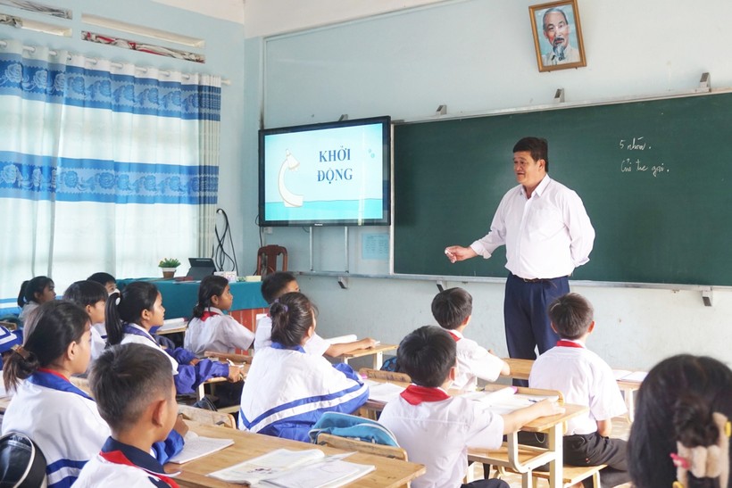 Thầy giáo Trần Hữu Lộc, Hiệu trưởng Trường TH - THCS Vinh Quang ân cần quan tâm học sinh.