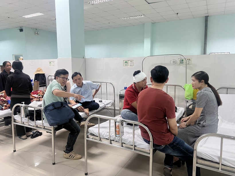 Các nạn nhân trong vụ tai nạn được y bác sĩ Bệnh viện đa khoa tỉnh Kon Tum tích cực cứu chữa.