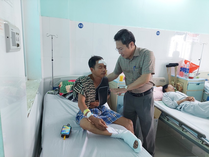 Ban An toàn giao thông tỉnh Kon Tum đến thăm hỏi, động viên và hỗ trợ cho các nạn nhân trong vụ tai nạn.