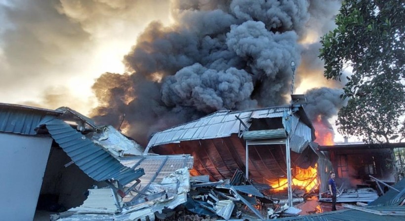 Cháy lớn thiêu rụi một cơ sở sản xuất nhựa ở Quảng Ninh