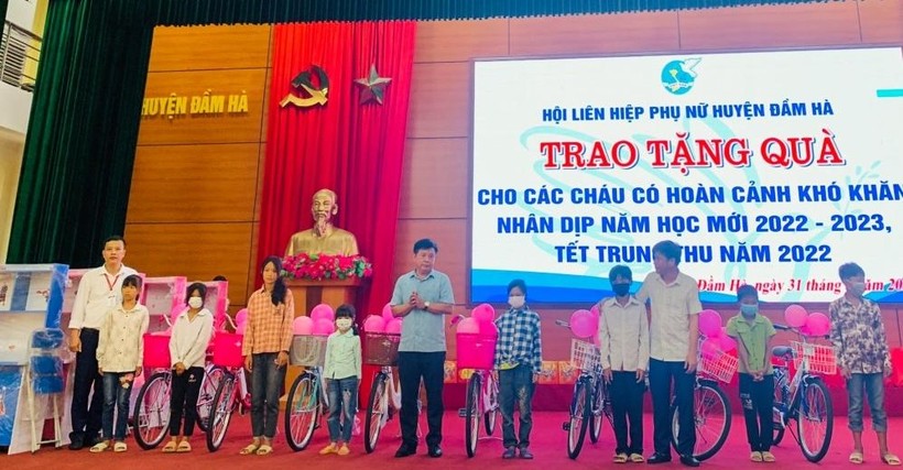 Có 8 em học sinh được tặng xe đạp nhân dịp năm học mới 2022-2023.