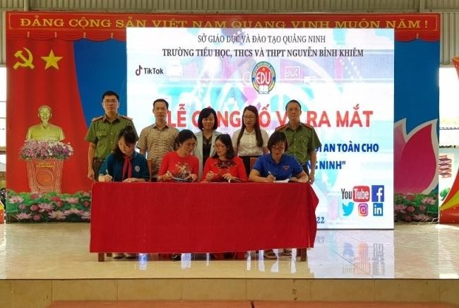 Trường TH, THCS&THPT Nguyễn Bỉnh Khiêm ký cam kết thực hiện mô hình “Sử dụng mạng xã hội an toàn cho học sinh, sinh viên tỉnh Quảng Ninh”.