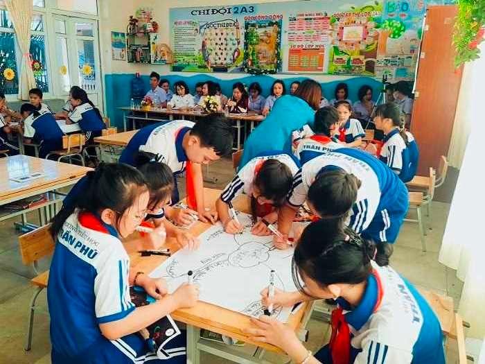 Học sinh Trường Tiểu học Trần Phú (TP Uông Bí) vận dụng sơ đồ tư duy trong phần thực hành tìm hiểu nghề nghiệp.