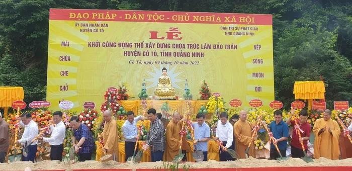 Các đại biểu và chư tăng động thổ xây dựng chùa Trúc Lâm đảo Trần.