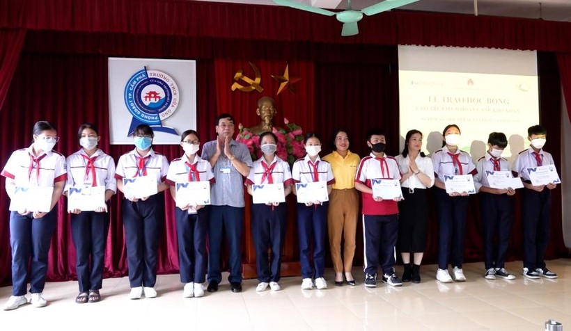 Ban tổ chức trao học bổng cho các em học sinh có hoàn cảnh khó khăn trên địa bàn phường Cửa Ông, TP Cẩm Phả.
