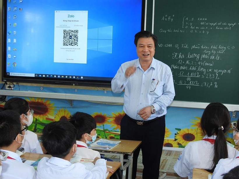 Sau khi dự giờ tiết học tại Trường THCS Trần Quốc Toản, Thứ trưởng Nguyễn Hữu Độ dành ít phút trò chuyện với các em học sinh.