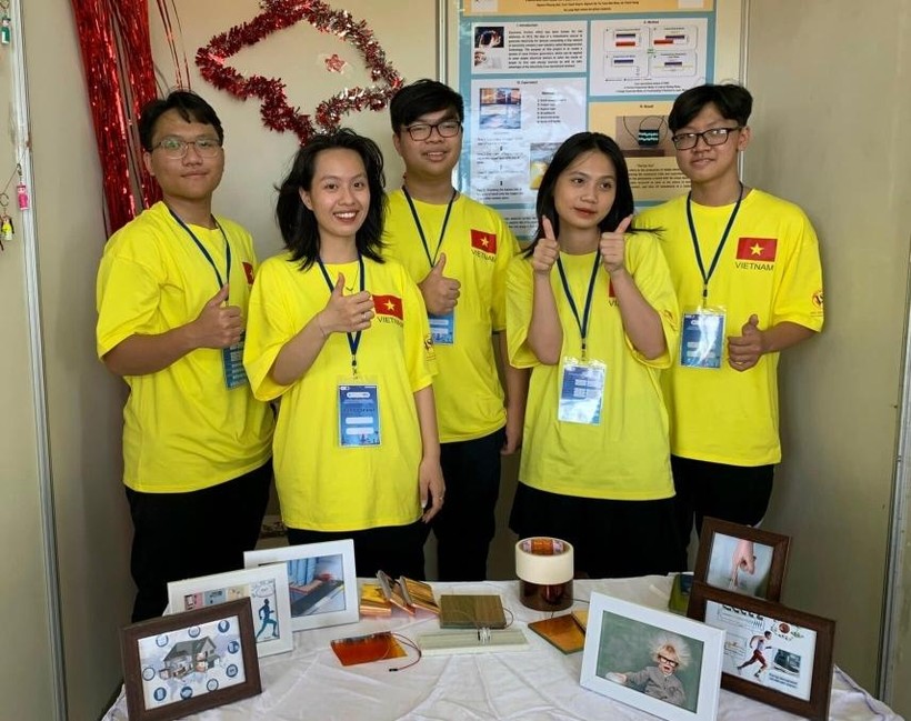 Dự án “Chế tạo máy phát điện dựa trên hiệu ứng điện ma sát” của học sinh Trường THPT Chuyên Hạ Long đoạt huy chương vàng tại cuộc thi khoa học và sáng chế quốc tế.
