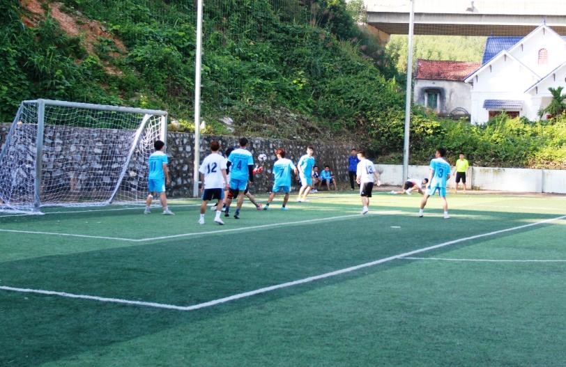 Trận đấu bóng đá nam giữa 2 đội Trường Cao đẳng Than - Khoáng sản Việt Nam và Trường Cao đẳng Nông lâm Đông Bắc.
