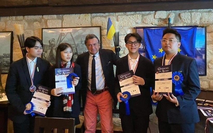 Các em Nguyễn Hoàng Mạnh Quân (đứng thứ 2, từ phải sang) và Trần Vũ Huệ Anh (đứng thứ 2, từ trái sang) xuất sắc đoạt huy chương vàng và giải đặc biệt tại cuộc thi sáng chế quốc tế Prix Eiffel 2022.