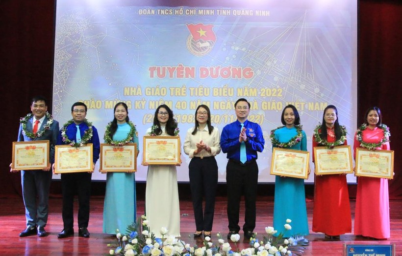 Ông Hoàng Văn Hải, Bí thư Tỉnh đoàn Quảng Ninh và bà Châu Hoài Thu, Phó Giám đốc Sở GD&ĐT Quảng Ninh tặng bằng khen của BCH Tỉnh đoàn cho các nhà giáo đạt danh hiệu nhà giáo trẻ tiêu biểu năm 2022.