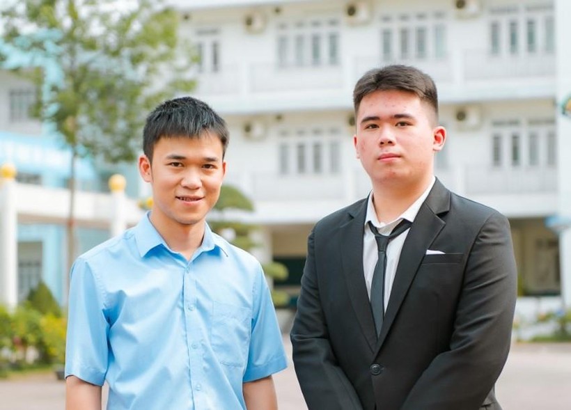 Hoàng (áo đen bên phải) và thầy giáo chủ nhiệm Vũ Trường Xuân, khi còn học tại Trường THPT chuyên Hạ Long.