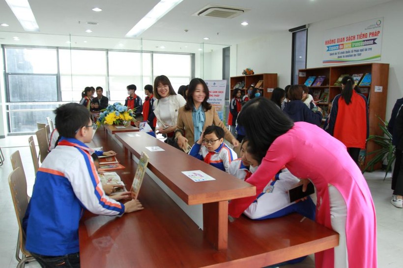 Các em học sinh đến Thư viện Quảng Ninh đọc sách.