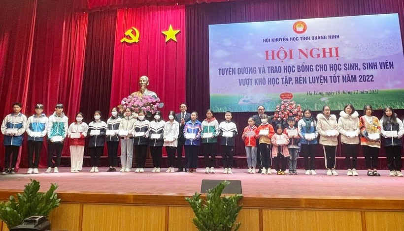 Lãnh đạo Ban Dân vận Tỉnh ủy Quảng Ninh và Hội Khuyến học tỉnh trao học bổng cho học sinh, sinh viên vượt khó học tập, rèn luyện tốt năm 2022.