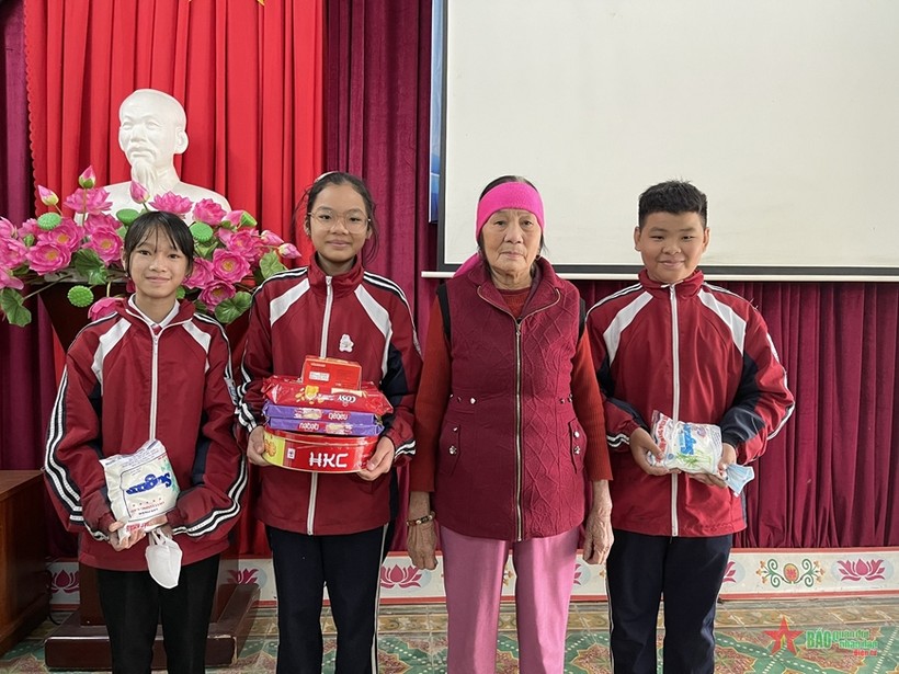 Bà Trần Thị Kền cảm ơn hành động đẹp của ba học sinh Lớp 6A2, Trường THCS Bình Khê. 