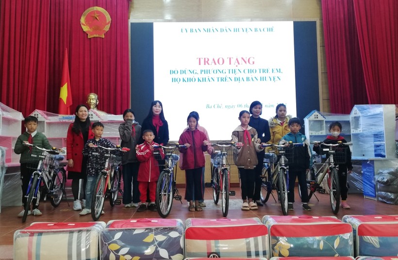 Các em học sinh được tặng xe đạp, góc học tập.