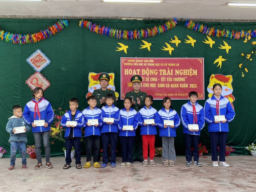 Đồn Biên phòng Ngọc Vừng tặng quà Tết cho học sinh nghèo vượt khó trên địa bàn xã Thắng Lợi (huyện Vân Đồn).