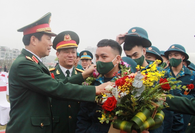 Thượng tướng Nguyễn Tân Cương, Thứ trưởng Bộ Quốc phòng tặng hoa, tiễn tân binh lên đường nhập ngũ.