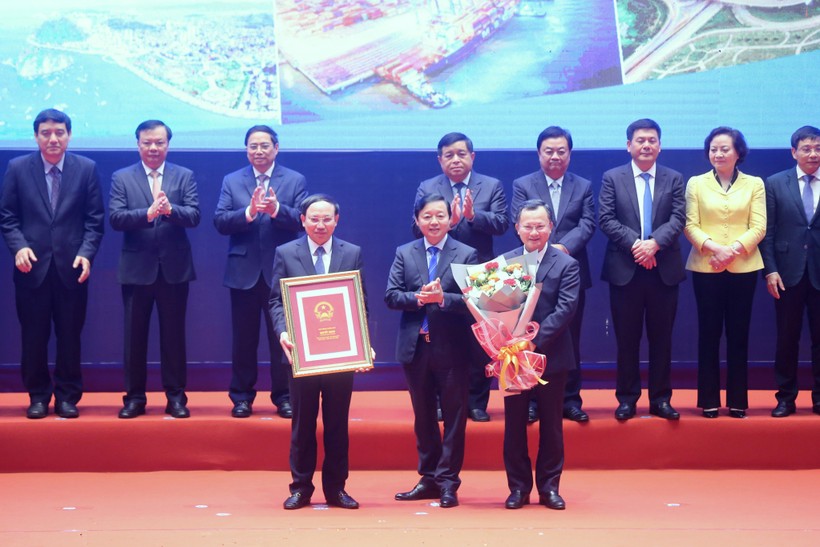 Phó Thủ tướng Trần Hồng Hà trao Quyết định quy hoạch tỉnh Quảng Ninh thời kỳ 2021-2030, tầm nhìn đến năm 2050 cho lãnh đạo tỉnh.