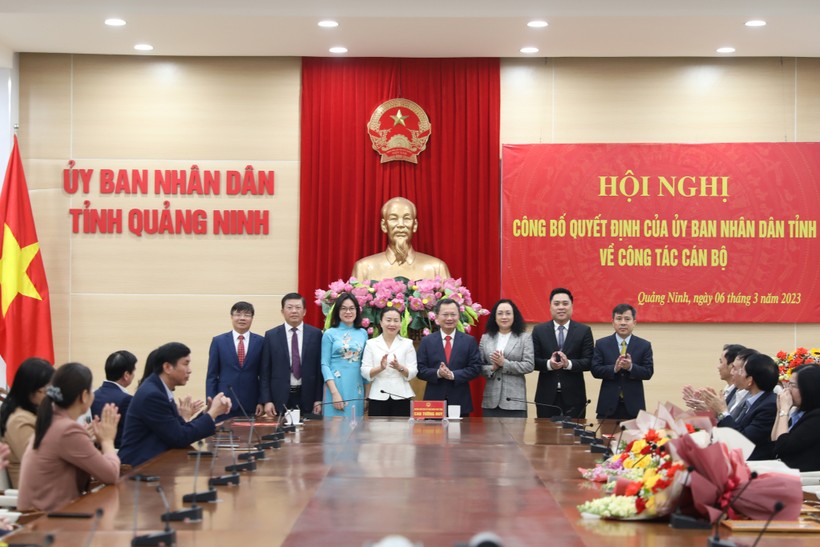 Lãnh đạo tỉnh Quảng Ninh chúc mừng các cán bộ nhận quyết định.