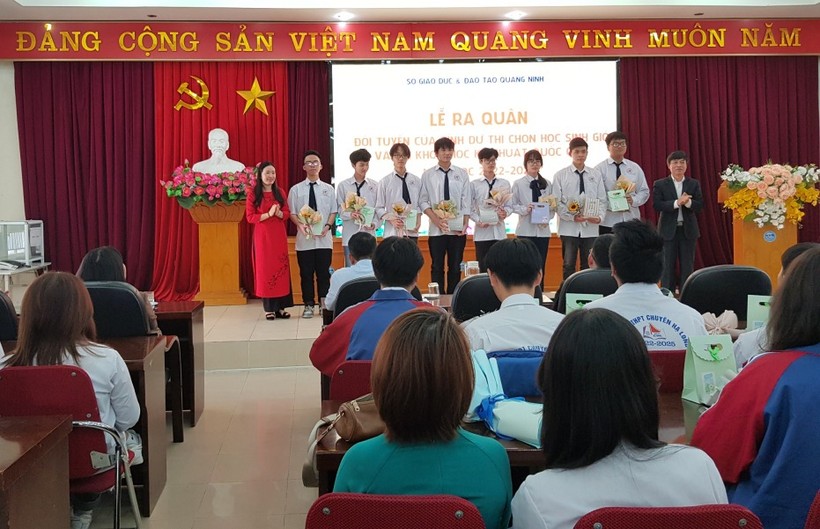 Học sinh tham gia dự thi nhận hoa chúc mừng từ các thầy, cô giáo tại Lễ ra quân các đội tuyển của tỉnh Quảng Ninh dự thi chọn học sinh giỏi quốc gia và thi khoa học kỹ thuật (KHKT) quốc gia năm học 2022-2023 (tháng 2/2023).