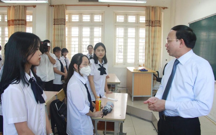 Ông Nguyễn Xuân Ký, Bí thư Tỉnh ủy Quảng Ninh (bên phải) trò chuyện với học sinh Trường THPT Chuyên Hạ Long nhân dịp lễ khai giảng năm học 2022-2023.